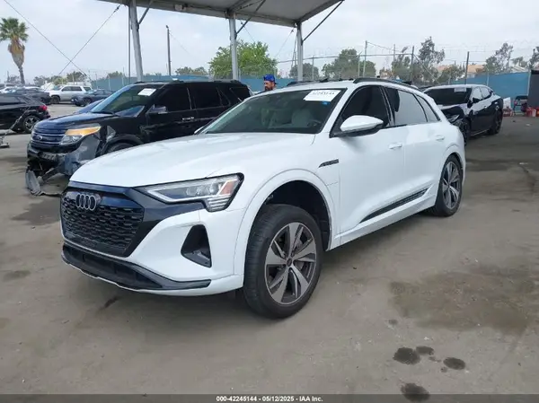 WA14AAGE5RB012744 2024 AUDI Q8 - Image 2