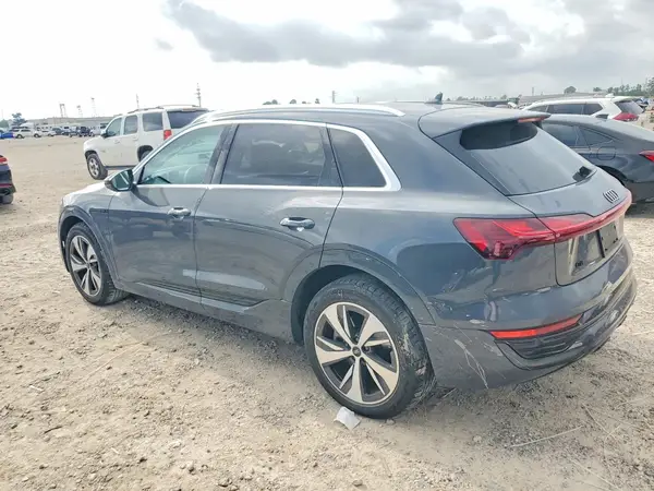 WA14AAGE9RB061140 2024 AUDI Q8 - Image 2