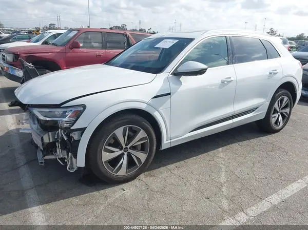 WA15AAGE2RB008817 2024 AUDI Q8 - Image 2