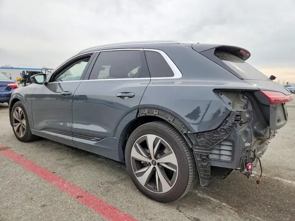 WA15AAGE2RB015718 2024 AUDI Q8 - Image 2