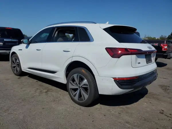 WA15AAGE3RB031720 2024 AUDI Q8 - Image 2