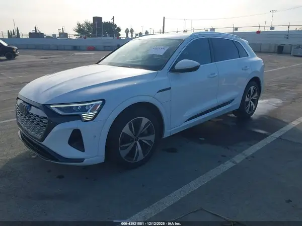 WA15AAGE3RB033550 2024 AUDI Q8 - Image 2