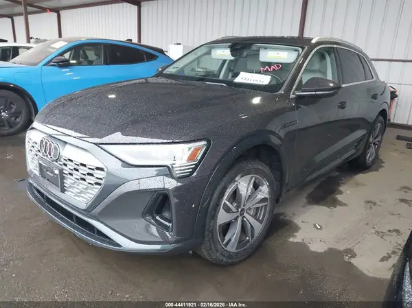 WA15AAGE5RB030133 2024 AUDI Q8 - Image 2