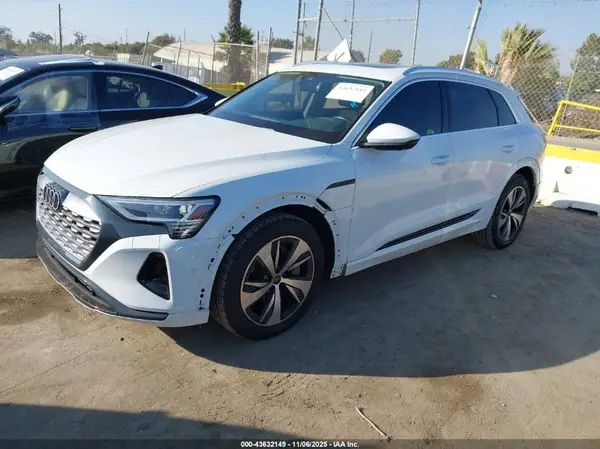 WA15AAGE5RB034943 2024 AUDI Q8 - Image 2