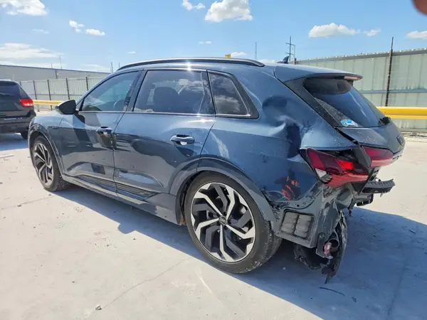 WA15AAGE7RB048567 2024 AUDI Q8 - Image 2