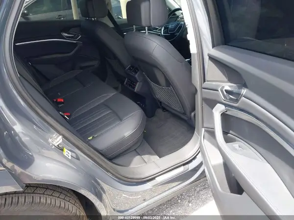 WA15AAGE8RB054393 2024 AUDI Q8 - Image 8