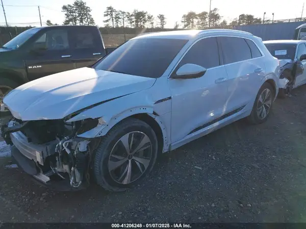 WA15AAGEXRB022996 2024 AUDI Q8 - Image 2