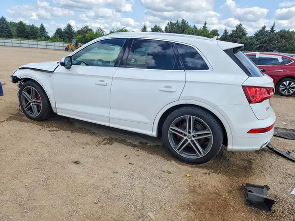 WA1A4AFY9J2214450 2018 AUDI SQ5 - Image 2