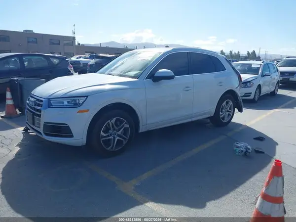 WA1ANAFY8K2125760 2019 AUDI Q5 - Image 2