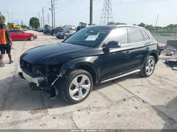 WA1BAAFY0M2032590 2021 AUDI Q5 - Image 2