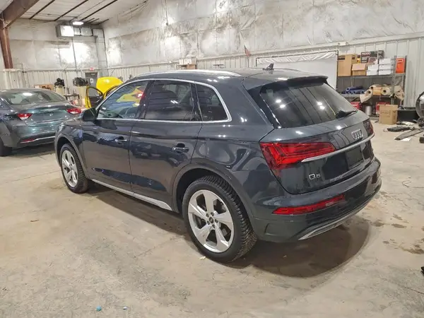 WA1BAAFY0M2098945 2021 AUDI Q5 - Image 2