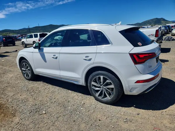 WA1BAAFY0M2118496 2021 AUDI Q5 - Image 2
