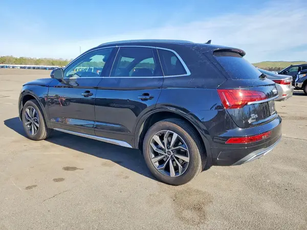 WA1BAAFY1M2040469 2021 AUDI Q5 - Image 2
