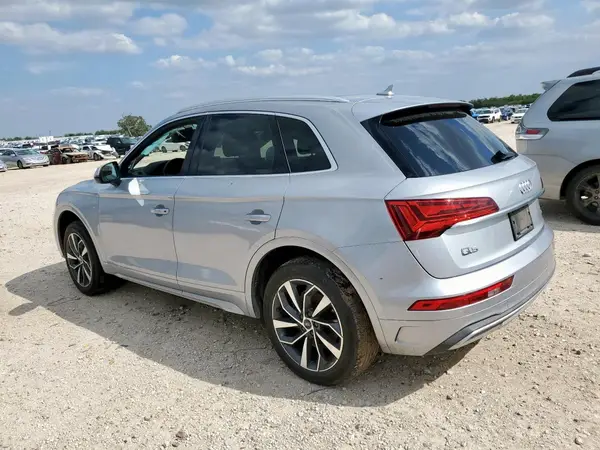 WA1BAAFY1M2052444 2021 AUDI Q5 - Image 2