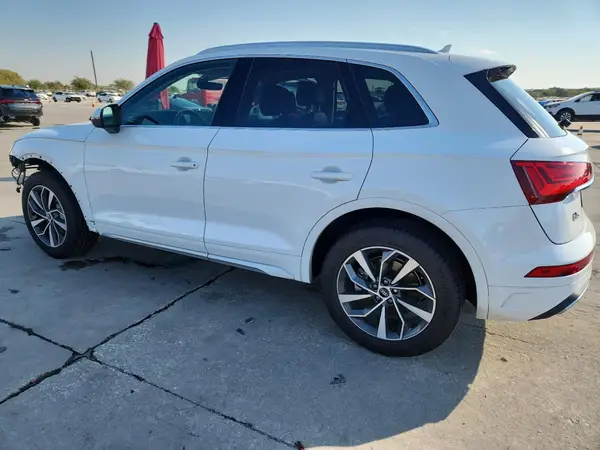 WA1BAAFY5M2115920 2021 AUDI Q5 - Image 2