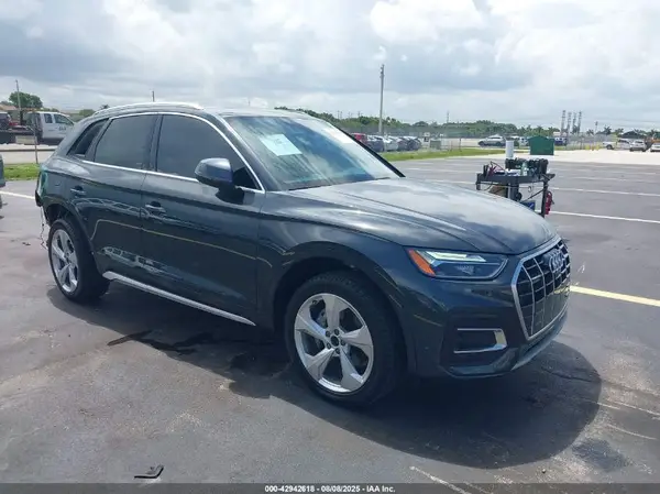 WA1BAAFY7M2102845 2021 AUDI Q5 - Image 1