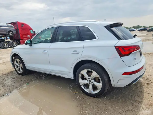 WA1BAAFY8M2058404 2021 AUDI Q5 - Image 2