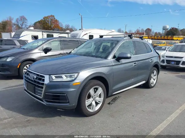 WA1BNAFY0K2035975 2019 AUDI Q5 - Image 2