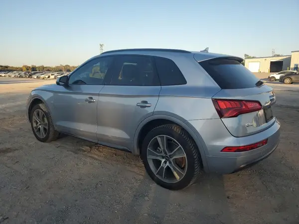 WA1BNAFY1K2042997 2019 AUDI Q5 - Image 2