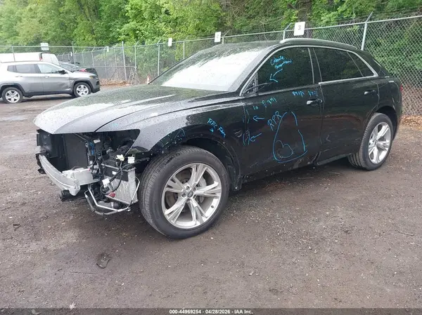 WA1BVAF10KD033442 2019 AUDI Q8 - Image 2