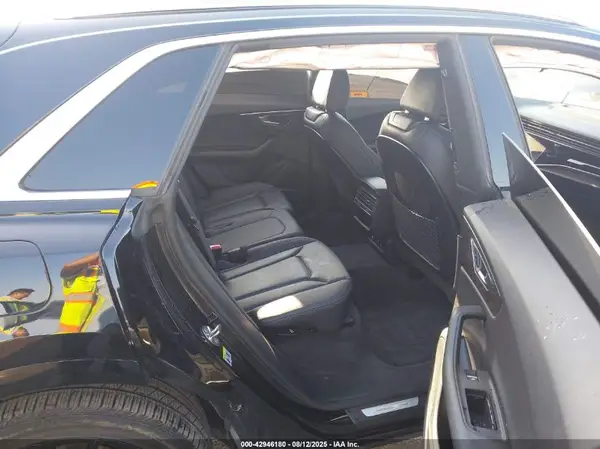 WA1BVAF14KD045562 2019 AUDI Q8 - Image 8