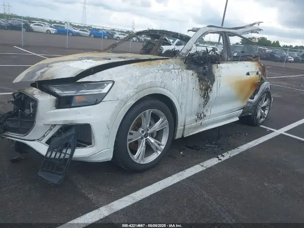 WA1BVBF15ND021085 2022 AUDI Q8 - Image 2