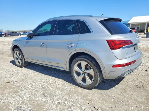WA1CAAFY8M2057970 2021 AUDI Q5 - Image 2