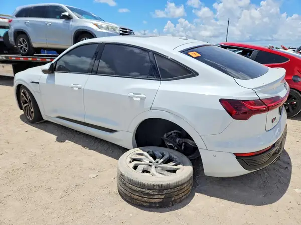 WA1CAAGE0RB062575 2024 AUDI Q8 - Image 2