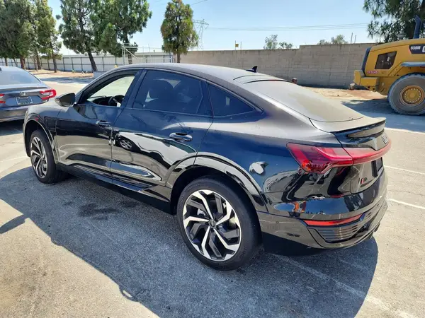 WA1CAAGE1RB049267 2024 AUDI Q8 - Image 2
