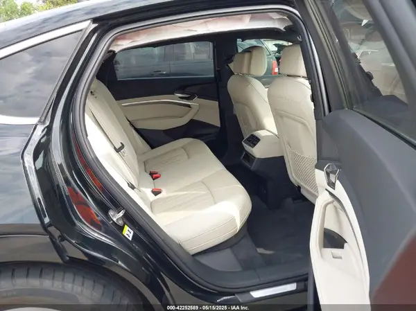 WA1CAAGE3RB005383 2024 AUDI Q8 - Image 8