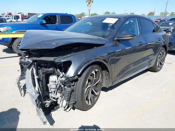 WA1CAAGE6RB010982 2024 AUDI Q8 - Image 2