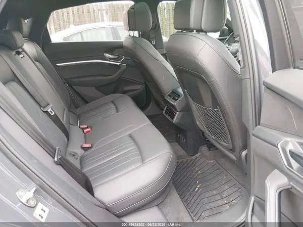 WA1CABGE4RB011070 2024 AUDI Q8 - Image 8