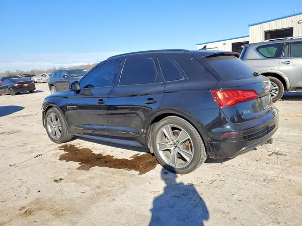 WA1CNAFY2K2125259 2019 AUDI Q5 - Image 2