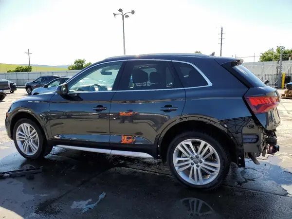 WA1CNAFY5K2127586 2019 AUDI Q5 - Image 2