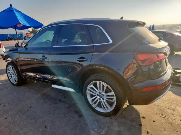 WA1CNAFY6K2130951 2019 AUDI Q5 - Image 2