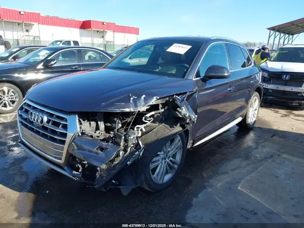 WA1CNAFY8K2037977 2019 AUDI Q5 - Image 2