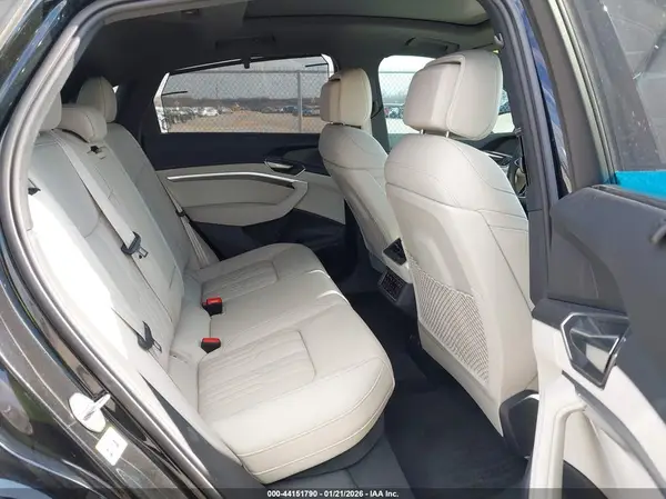 WA1DAAGE3RB042745 2024 AUDI Q8 - Image 8