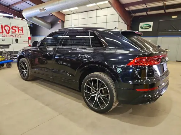 WA1DVAF11KD028727 2019 AUDI Q8 - Image 2