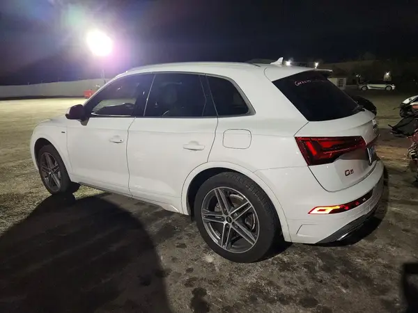 WA1E2AFY1M2063793 2021 AUDI Q5 - Image 2