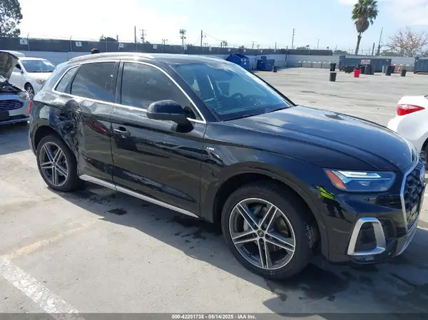 WA1E2AFY2M2045125 2021 AUDI Q5 - Image 1
