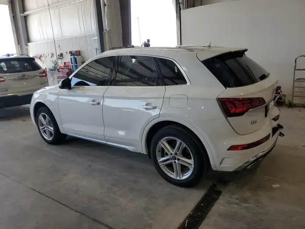 WA1E2AFY2M2085379 2021 AUDI Q5 - Image 2