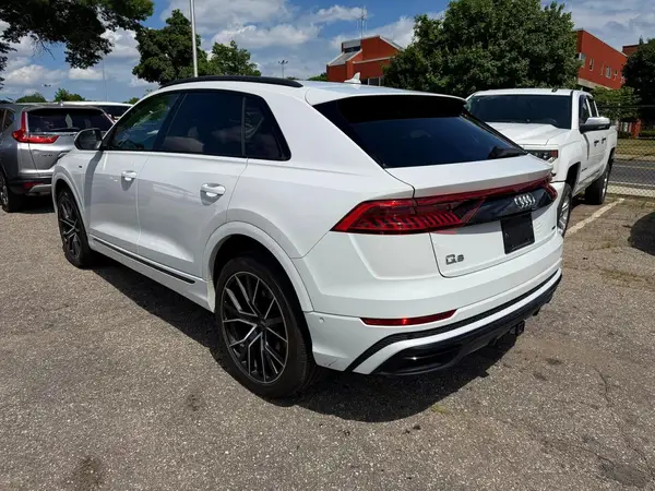 WA1FVAF12KD034643 2019 AUDI Q8 - Image 2