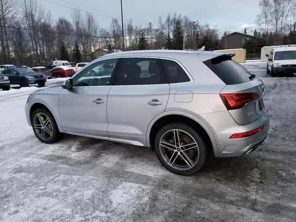 WA1G2AFY1M2052740 2021 AUDI Q5 - Image 2