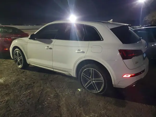WA1G2AFY3M2126028 2021 AUDI Q5 - Image 2
