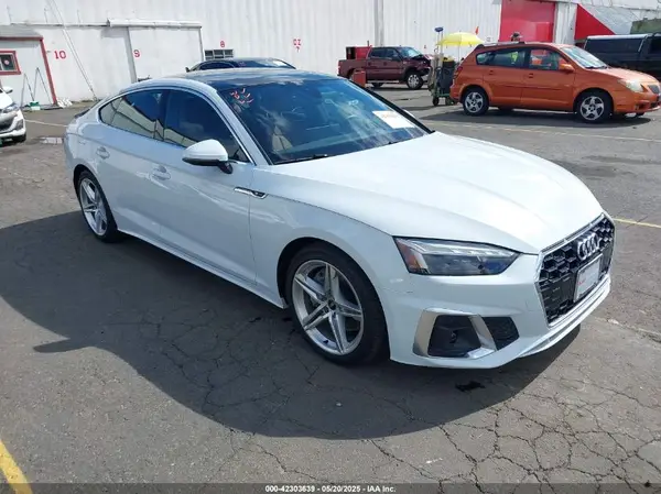 WAUFACF55NA019430 2022 AUDI A5 - Image 1