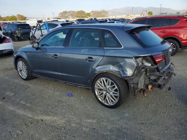 WAUSPBFF1JA055545 2018 AUDI A3 - Image 2