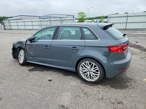 WAUSPBFF1JA067081 2018 AUDI A3 - Image 2
