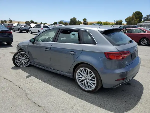 WAUSPBFF5JA058674 2018 AUDI A3 - Image 2