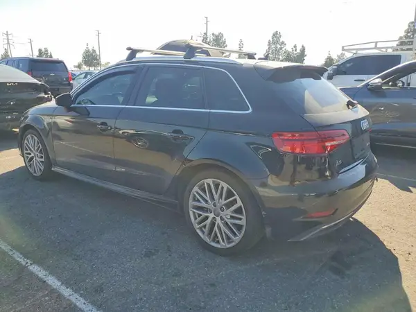 WAUSPBFF6JA060224 2018 AUDI A3 - Image 2