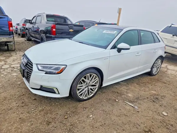 WAUTPBFF1JA067313 2018 AUDI A3 - Image 1